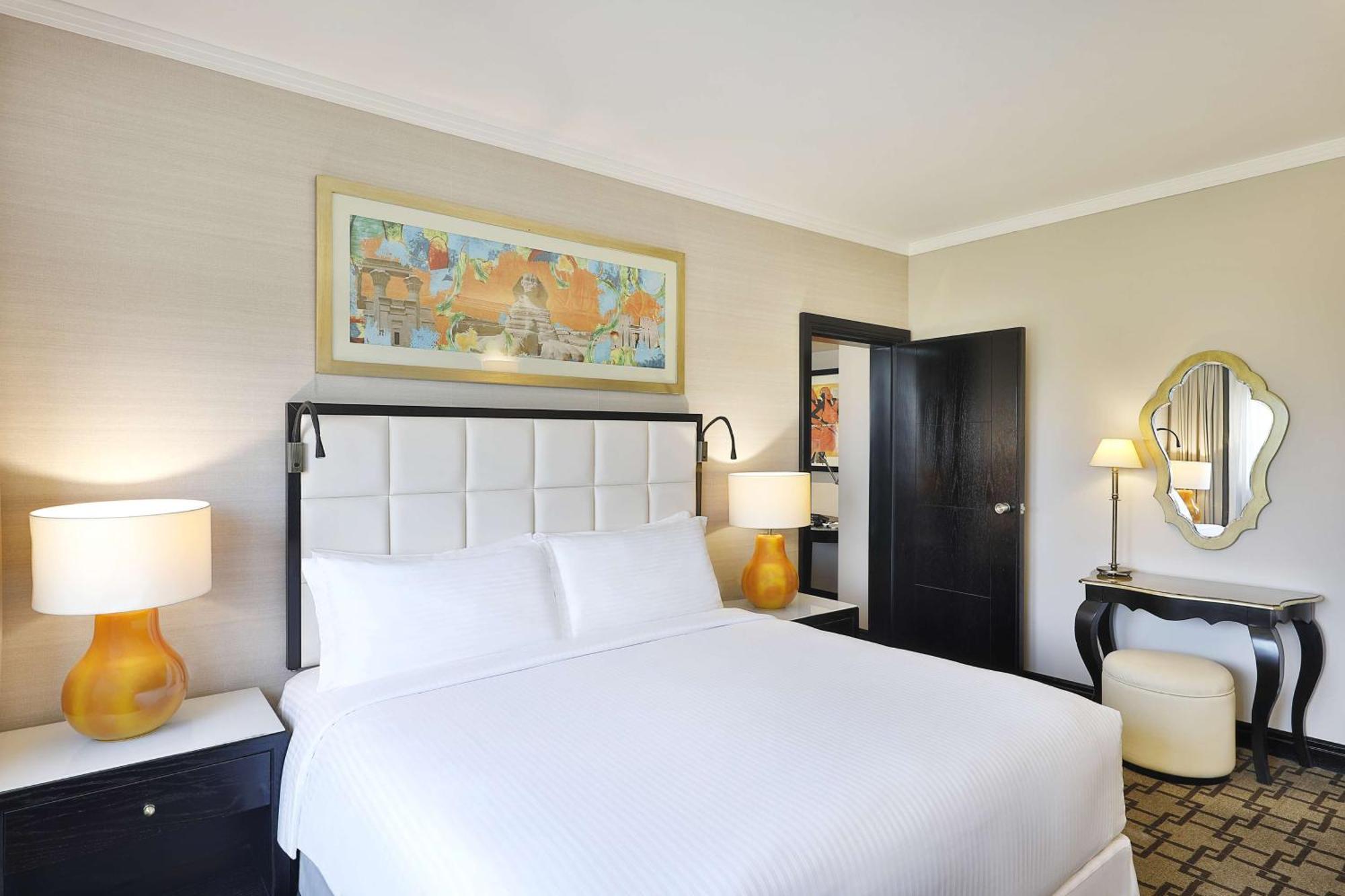 Executive Suite mit Kingsize-Bett und Poolblick